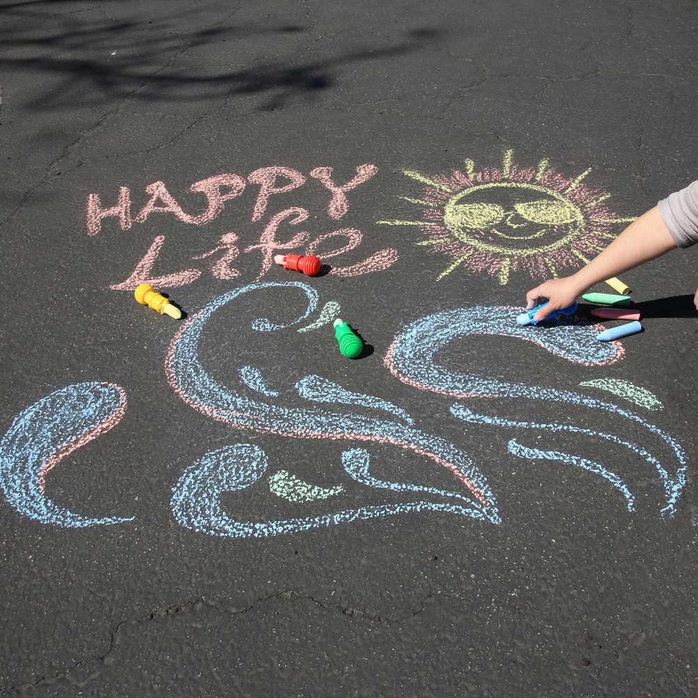 4 Sidewalk Chalk & 1 Chalk Holder